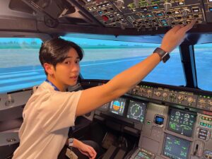 Thanawin Teeraphosukarn Instagram - ทำเป็นจับๆไว้ก่อน ยังขับไม่เป็น5555😆🛬 #batc