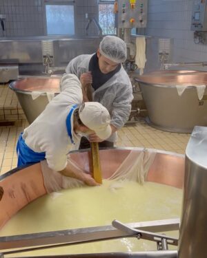 Thanwa Suriyajak Instagram - 🧀 Parmigiano Reggiano! 
มีโอกาสได้มาเที่ยวที่ปาร์มา อิตาลี เลยแวะชมโรงงานชีสที่ดีที่สุดแห่งหนึ่งของโลก ประทับใจมากตั้งแต่การเลี้ยงวัว การทำชีสแต่และขั้นตอนที่ละเอียดอ่อน คนรักการทำอาหารแบบผมต้องไม่พลาด! จะมาลงโพส reel ขั้นตอนให้ทุกคนได้ชมในโพสถัดๆไปนะครับ 😋