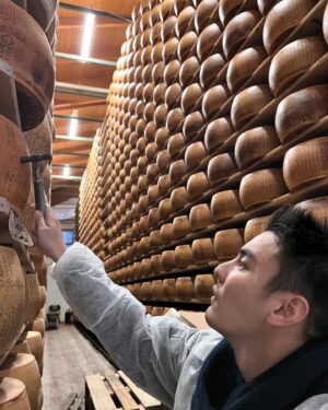 Thanwa Suriyajak Instagram - 🧀 Parmigiano Reggiano! 
มีโอกาสได้มาเที่ยวที่ปาร์มา อิตาลี เลยแวะชมโรงงานชีสที่ดีที่สุดแห่งหนึ่งของโลก ประทับใจมากตั้งแต่การเลี้ยงวัว การทำชีสแต่และขั้นตอนที่ละเอียดอ่อน คนรักการทำอาหารแบบผมต้องไม่พลาด! จะมาลงโพส reel ขั้นตอนให้ทุกคนได้ชมในโพสถัดๆไปนะครับ 😋