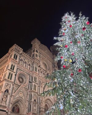Thanwa Suriyajak Instagram - Florence :) ❤️ มาเที่ยวอิตาลีครั้งนี้ ท่องเที่ยวในโซน Tuscany เป็นหลัก ได้พักที่ฟลอเรนซ์นานที่สุด อยู่เมืองนี้ผมได้มีโอกาสไปตลาดท้องถิ่นของที่นี่และทำอาหารอิตาเลียนด้วย ชอบทุกอย่างของเมืองนี้ อาหาร อาร์ต landscape เก็บภาพวิวสวยๆ บางส่วนมาฝากนะครับ 😉