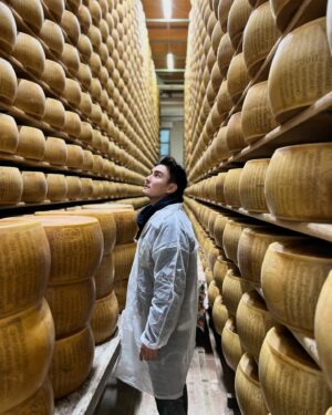 Thanwa Suriyajak Instagram - 🧀 Parmigiano Reggiano! 
มีโอกาสได้มาเที่ยวที่ปาร์มา อิตาลี เลยแวะชมโรงงานชีสที่ดีที่สุดแห่งหนึ่งของโลก ประทับใจมากตั้งแต่การเลี้ยงวัว การทำชีสแต่และขั้นตอนที่ละเอียดอ่อน คนรักการทำอาหารแบบผมต้องไม่พลาด! จะมาลงโพส reel ขั้นตอนให้ทุกคนได้ชมในโพสถัดๆไปนะครับ 😋