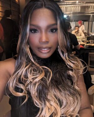 Thanyia Moore Instagram - WhO iS ShE?!

Last night we took Olivia out the bag and she came to celebrate a special person with me.... 😍🫶🏾

@chantellekp I Love You 💜

Always a pleasure to see you @officialroyston
💜
Happy Birthday 🎂