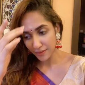 Thasha Krishnakumar Instagram - Just me being gedik ♥️

Saree by: @kedai.lah ♥️