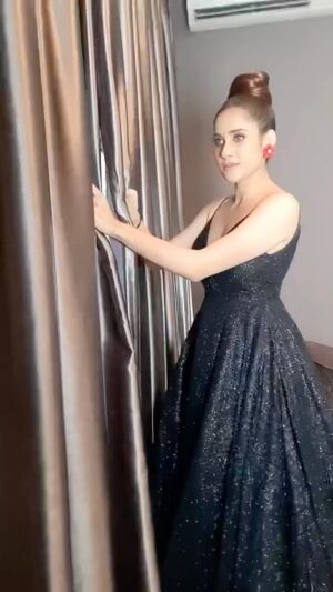 Thasha Krishnakumar Instagram - I’m just a small piece of life in this beautiful vast universe 🌎 #reelitfeelit #reels #explore #explorepage 

Makeup & hairdo: @meenashri_bridal_and_sfx @meenashribeauty