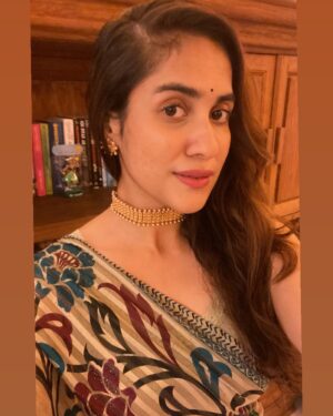 Thasha Krishnakumar Instagram - Find joy in the ordinary ♥️

Accessories: @kedai.lah ♥️