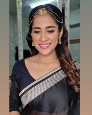 Thasha Krishnakumar Instagram - Astro Press Conference 🌺

#pasangaseries #theriyumashow #newyear 

Styled by: @meenashribeauty 
Mua: @meenashri_bridal_and_sfx 
Saree & accessories: @meenashribeauty 
Assisted by: @venobalan 
Captured by: Meenashri 

#hustle
