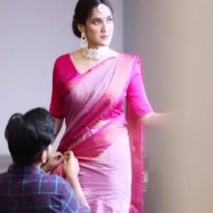 Thasha Krishnakumar Instagram - Deepavali 2022 ♥️

When it comes to Deepavali all we think about is perfect fits, celebrations and fun.
Now loading #kamdardeepavali with @thasha_krishnakumar it’s time to add those soothing and stunning hues from our unique collection to your deepavali wardrobe and be the style statement for this season.

Saree: @kamdarmalaysia 
Mua: @alvin.styles 
Saree drapist: @dadda_pleats 
Accessories: @kedai.lah 
Videography: @black_studio_productions 

#kamdardeepavali #kamdar #indianfashion #deepavalisale #deepavalicollection