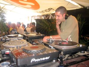 The Prophet Instagram - #throwback Can you imagine that every DJ used to bring their own Vinyls to a festival? 👀

-
#djtheprophet #theprophet #hardstyle #scantraxx