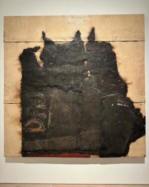 Theaster Gates Instagram - シアスターゲイツ展
アフロ民藝行ってきました！(^.^)

ゲイツは、
閉業した建築を買い取ってリノベーション、
閉業した本屋やレコード屋から商品大量に買い取って、
近所の住民たちに開放して楽しんでもらう(>_<)
なんて面白いことしております！
さらに自宅を開放し、映画上映😂

人が集まることで、交流が生まれ、
みんなが近寄らなかった場所を再生し、
人気スポットにしてしまうんです(^.^)

さらに黒人文化財収集、
日本の陶芸家の世に出ない作品を大量に譲り受け、
使わなくなった酒瓶も大量に譲り受け、
それらを大量に展示。大迫力であります(>_<)！

お土産にゲイツがブレンドしたお茶🍵🫖とお香を買いました！(^.^)
それでは急いで息子のお迎えに行ってきます🏃‍♂️〜。

#theastergates #シアスターゲイツ #森美術館