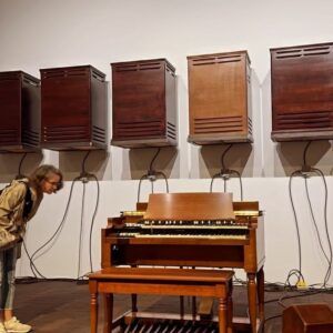Theaster Gates Instagram - シアスターゲイツ展
アフロ民藝行ってきました！(^.^)

ゲイツは、
閉業した建築を買い取ってリノベーション、
閉業した本屋やレコード屋から商品大量に買い取って、
近所の住民たちに開放して楽しんでもらう(>_<)
なんて面白いことしております！
さらに自宅を開放し、映画上映😂

人が集まることで、交流が生まれ、
みんなが近寄らなかった場所を再生し、
人気スポットにしてしまうんです(^.^)

さらに黒人文化財収集、
日本の陶芸家の世に出ない作品を大量に譲り受け、
使わなくなった酒瓶も大量に譲り受け、
それらを大量に展示。大迫力であります(>_<)！

お土産にゲイツがブレンドしたお茶🍵🫖とお香を買いました！(^.^)
それでは急いで息子のお迎えに行ってきます🏃‍♂️〜。

#theastergates #シアスターゲイツ #森美術館