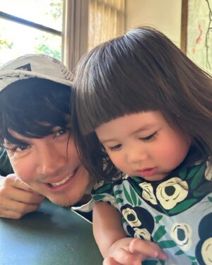 Theeradej Wongpuapan Instagram - เกลกับลุง และเกลกับพี่ๆ ขอให้ดูความต่าง🤗❤️