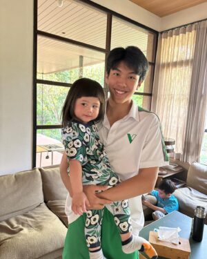 Theeradej Wongpuapan Instagram - เกลกับลุง และเกลกับพี่ๆ ขอให้ดูความต่าง🤗❤️