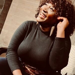 Thelma Buabeng Instagram - Let's make this a better world.
Aber wie? Diese drei Dinge habe ich auf meiner Reise nach Kenia gelernt über deutsche Entwicklungszusammenarbeit gelernt:

 

1. Wer gemeinsam Veränderung anstoßen will, schafft das am besten mit Gleichgesinnten und im direkten Austausch mit betroffenen Personen oder Institutionen.

 

2. Entwicklungszusammenarbeit ist nur effektiv, wenn viele kleine, lokale Organisationen unterstützt werden. Sie wissen am besten, welche konkreten Probleme gelöst werden müssen und wie man diese im kulturellen Kontext angehen kann.

 

3. Empowerment von Mädchen und Frauen ist maximal nachhaltig. Sie geben ihr Wissen rund um Selbstbestimmung, Gesundheit und finanzielle Unabhängigkeit direkt an ihre Community weiter. Eine aufgeklärte Frau erreicht ein großes Netzwerk.

 

Um so stolzer macht es mich, dass ich euch diese Geschichte zeigen kann. Welches Wissen gebt ihr gerne an andere Frauen weiter?

#bleedwithprideperiod #padmad #kenya #empowerment #thankyou 
🖤🫶🏿🖤
