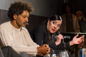 Thelma Buabeng Instagram - Unser erstes @peopleofdeutschland & Friends-Panel, von @thelmabuabeng moderiert, befasste sich mit der Frage: 

„Rechtsruck in Deutschland. Was passiert jetzt eigentlich nach den Demos?” 

Mit dabei: @mirrianne_m, Gastautorin, Stadtverordnete der Stadt Frankfurt, Bündnis 90/Die Grünen. Mirrianne ist selbst eine so mutige Person und Thelma sprach mit ihr darüber, was Menschen tun, denen vielleicht jetzt gerade ein wenig Mut fehlt und was Mirrianne zur Zeit von ihren Mitmenschen erwartet.

@giannijovanovic78, Autor, Moderator, Aktivist: 
Als Vorbild in der Migra-Community insgesamt und in der Sintize und Romnja Community im speziellen, vor allem seit seinem Auftritt bei der „Besten Instanz“, wollten wir von Gianni wissen, was sich seitdem geändert hat und ob man uns mehr zuhört?

@tyronricketts, Produzent, Schauspieler, Moderator, Unternehmer. Er fördert in der Filmindustrie mit @panthertainment vor allem erfolgreich Produktionen in denen BIPOCs vorkommen, wie z.B. Sam ein Sachse auf @disneyplusde Wir wollten wissen, ob die Botschaft, dass wir Teil dieser Gesellschaft sind, angekommen ist und waren sehr stolz und glücklich, dass auch Schauspieler aus dem Cast von SAM  Ein Sachse im Raum waren, wie z.B. Hauptdarsteller @malick.bauer und Schauspieler @daniel_dee_klare.

Dr. Reyhan Sahin aka @dr.bitch_ray, Wissenschaftlerin, Autorin, Bildungsreferentin, Aktivistin, Rapperin sprach auch darüber, dass wir auch innerhalb unserer Communities auch Diskrepanzen haben, über die wir nicht hinwegsehen dürfen und dass diskriminiert zu sein nicht davor schützt auch selbst zu diskriminieren.

Frank Joung, Journalist, Moderator und Podcaster (@halbekatoffl) Nach all den Jahren als Podcaster kann er die Stimmung und Stimmen der Migras vor allem zu aktuellen Themen sehr gut beobachten und Thelma sprach mit ihm darüber, welche Tendenzen er sieht und ob mit Angst oder Hoffnung in die Zukunft schaut.

Danke an alle Beteiligten, es war wunderbar!! Danke @thelmabuabeng für die tolle Moderation!

📸: Thomas Rafalzyk