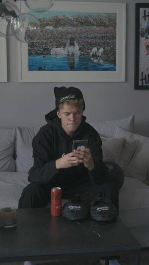 Theodor Haraldsson Instagram - I betalt samarbete med @cocacola_sverige 
Gör som jag - ladda ner Coca-Colas app och tävla om biljetter, cool merch & mycket mer!