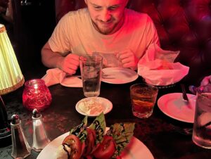 Theodore James Perkins Instagram - 僕と @TheAriaPerkinsと @eddie.pozos は @francesco_akira  をイタリアンレストランに連れて行った。

彼は料理を批判している