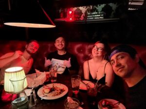 Theodore James Perkins Instagram - 僕と @TheAriaPerkinsと @eddie.pozos は @francesco_akira  をイタリアンレストランに連れて行った。

彼は料理を批判している