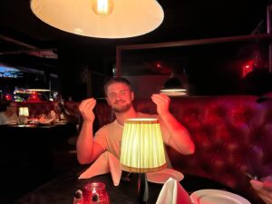 Theodore James Perkins Instagram - 僕と @TheAriaPerkinsと @eddie.pozos は @francesco_akira  をイタリアンレストランに連れて行った。

彼は料理を批判している