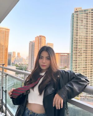 Therese Malvar Instagram - yes nagleather jacket sa init

📸 @ikelouienatividad 
💄 @hnri___
