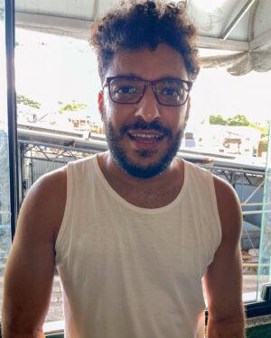 Thiago Almasy Instagram - Homem negro latino americano que adora trabalhar, mas odeia receber menos do que deveria. Um dia eu vou chegar num patamar onde mais ninguém tenha a pachorra de questionar quanto eu cobro. Até lá, sigo entregando beleza e sendo mais bonito e bem humorado que o seu boy (e você sabe disso) 🤡