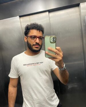Thiago Almasy Instagram - As pessoas não sabem, mas por muito tempo eu evitei encarar meu reflexo no espelho. O motivo? Eu simplesmente não conseguia resistir ao meu próprio charme, de repente era acometido por uma vontade louca de me auto-cortejar, distribuía piscadinhas de um olho só pra mim mesmo. Não é fácil ser bonito, minha gente 🤡