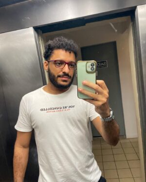 Thiago Almasy Instagram - As pessoas não sabem, mas por muito tempo eu evitei encarar meu reflexo no espelho. O motivo? Eu simplesmente não conseguia resistir ao meu próprio charme, de repente era acometido por uma vontade louca de me auto-cortejar, distribuía piscadinhas de um olho só pra mim mesmo. Não é fácil ser bonito, minha gente 🤡