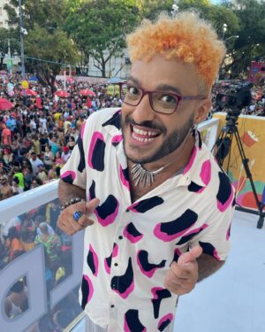 Thiago Almasy Instagram - Foi assim que encerrei minha participação na transmissão da @tvebahia ontem: todo lindo vestindo @terepraserfeliz, muito bem acompanhado e com uma sensação de missão cumprida que não cabe em mim. Muito obrigado a todos, todas e todes que tornaram essa experiencia maravilhosa. Espero poder retribuir toda gentileza e cuidado que recebi ao longo desses dias, e que nossos caminhos continuem se cruzando em encontros ainda mais inesquecíveis. Botar essa (a maior e melhor) transmissão do carnaval de Salvador na rua é um trabalho feito a muitas mãos e todos os profissionais estão de parabéns. Figurino, maquiagem, produção, transporte, limpeza, cinegrafistas, operadores de som, seguranças, dentre outros muitos. Parabéns a todos vocês! Muito orgulho por ter feito parte disso! Obrigado pela confiança @tvebahia que seja a primeira de muitas 🎉✨🎉✨🎉✨