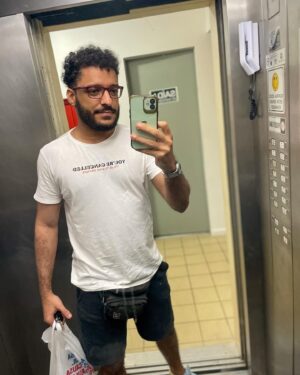 Thiago Almasy Instagram - As pessoas não sabem, mas por muito tempo eu evitei encarar meu reflexo no espelho. O motivo? Eu simplesmente não conseguia resistir ao meu próprio charme, de repente era acometido por uma vontade louca de me auto-cortejar, distribuía piscadinhas de um olho só pra mim mesmo. Não é fácil ser bonito, minha gente 🤡