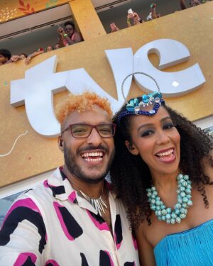 Thiago Almasy Instagram - Foi assim que encerrei minha participação na transmissão da @tvebahia ontem: todo lindo vestindo @terepraserfeliz, muito bem acompanhado e com uma sensação de missão cumprida que não cabe em mim. Muito obrigado a todos, todas e todes que tornaram essa experiencia maravilhosa. Espero poder retribuir toda gentileza e cuidado que recebi ao longo desses dias, e que nossos caminhos continuem se cruzando em encontros ainda mais inesquecíveis. Botar essa (a maior e melhor) transmissão do carnaval de Salvador na rua é um trabalho feito a muitas mãos e todos os profissionais estão de parabéns. Figurino, maquiagem, produção, transporte, limpeza, cinegrafistas, operadores de som, seguranças, dentre outros muitos. Parabéns a todos vocês! Muito orgulho por ter feito parte disso! Obrigado pela confiança @tvebahia que seja a primeira de muitas 🎉✨🎉✨🎉✨
