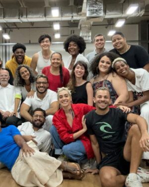 Thiago Almasy Instagram - [passe pro lado] Ainda estou absorvendo tudo que vivi nos últimos dias no Rio de Janeiro. Antes de me dedicar a escrever, dirigir ou até “influenciar” profissionalmente, meu desejo era ser ator. Assim comecei, mas a curiosidade, vocação e necessidade me levaram além. Após tanto tempo liderando projetos em várias funções, foi um presente mergulhar somente na atuação; voz, corpo, movimento, consciência, edição. Tudo ao vivo. Foi uma imersão que eu não experimentava há tempos, e peço desculpas a quem não consegui encontrar pessoalmente. Não foi possível, pois estive focado em trocar experiencias com essa galera incrível. Levo um pouco de cada um comigo. Espero que nossos caminhos se cruzem novamente em breve. Obrigado, @lauromacedo, por não desistir de mim. @cristinamourareal, obrigado por me enxergar e me provocar com tanto cuidado. Agradeço a todos que tornaram isso possível de alguma forma. Adentro julho com o coração cheio de amor. Recebo de braços abertos o que está por vir ✨

Marco aqui no texto meus amores @fabio.osorio @evaldomacarrao e @eumarvin porque a publicação não permite mais de 20 marcações nas imagens, mas eu queria reafirmar a importância de ter por perto gente que torce por nós 🙏🏽