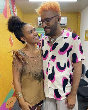Thiago Almasy Instagram - Foi assim que encerrei minha participação na transmissão da @tvebahia ontem: todo lindo vestindo @terepraserfeliz, muito bem acompanhado e com uma sensação de missão cumprida que não cabe em mim. Muito obrigado a todos, todas e todes que tornaram essa experiencia maravilhosa. Espero poder retribuir toda gentileza e cuidado que recebi ao longo desses dias, e que nossos caminhos continuem se cruzando em encontros ainda mais inesquecíveis. Botar essa (a maior e melhor) transmissão do carnaval de Salvador na rua é um trabalho feito a muitas mãos e todos os profissionais estão de parabéns. Figurino, maquiagem, produção, transporte, limpeza, cinegrafistas, operadores de som, seguranças, dentre outros muitos. Parabéns a todos vocês! Muito orgulho por ter feito parte disso! Obrigado pela confiança @tvebahia que seja a primeira de muitas 🎉✨🎉✨🎉✨