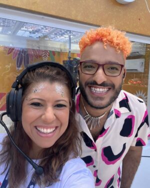 Thiago Almasy Instagram - Foi assim que encerrei minha participação na transmissão da @tvebahia ontem: todo lindo vestindo @terepraserfeliz, muito bem acompanhado e com uma sensação de missão cumprida que não cabe em mim. Muito obrigado a todos, todas e todes que tornaram essa experiencia maravilhosa. Espero poder retribuir toda gentileza e cuidado que recebi ao longo desses dias, e que nossos caminhos continuem se cruzando em encontros ainda mais inesquecíveis. Botar essa (a maior e melhor) transmissão do carnaval de Salvador na rua é um trabalho feito a muitas mãos e todos os profissionais estão de parabéns. Figurino, maquiagem, produção, transporte, limpeza, cinegrafistas, operadores de som, seguranças, dentre outros muitos. Parabéns a todos vocês! Muito orgulho por ter feito parte disso! Obrigado pela confiança @tvebahia que seja a primeira de muitas 🎉✨🎉✨🎉✨