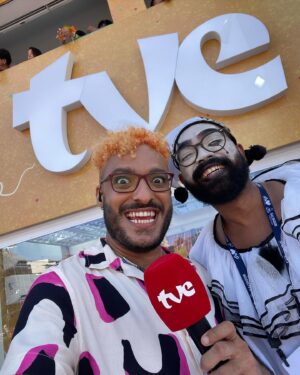 Thiago Almasy Instagram - Foi assim que encerrei minha participação na transmissão da @tvebahia ontem: todo lindo vestindo @terepraserfeliz, muito bem acompanhado e com uma sensação de missão cumprida que não cabe em mim. Muito obrigado a todos, todas e todes que tornaram essa experiencia maravilhosa. Espero poder retribuir toda gentileza e cuidado que recebi ao longo desses dias, e que nossos caminhos continuem se cruzando em encontros ainda mais inesquecíveis. Botar essa (a maior e melhor) transmissão do carnaval de Salvador na rua é um trabalho feito a muitas mãos e todos os profissionais estão de parabéns. Figurino, maquiagem, produção, transporte, limpeza, cinegrafistas, operadores de som, seguranças, dentre outros muitos. Parabéns a todos vocês! Muito orgulho por ter feito parte disso! Obrigado pela confiança @tvebahia que seja a primeira de muitas 🎉✨🎉✨🎉✨