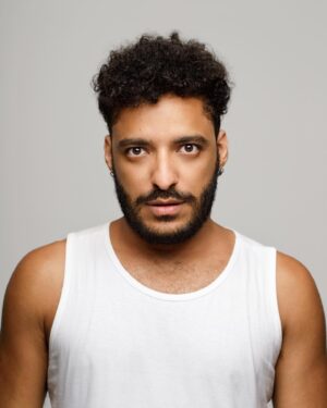Thiago Almasy Instagram - Eu evito sair sério em fotografias por motivos de ficar muito charmoso. Juro! É muito comum ouvir por aí que quase destruí casamentos frutíferos apenas por ser bonito, apenas por sustentar esse carão afro latino tupiniqueer. Se eu contar pra vocês a quantidade de gente que já se autodiagnosticou com asma só porque ficou sem ar quando me viu eu não termino tão cedo. Ser bonito é uma coisa, TER O ELÃ É OUTRA 👍🏽

📸 @bocciaphoto