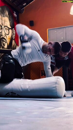 Thiago Moises Instagram - LFG 🔥 
.
Assista minha luta no próximo sábado dia 8 de junho no @ufcfightpassbr 🇧🇷
.
Watch my fight next Saturday June 8 on @ufcfightpass 🇺🇸 
.
.
#ufclouisville #kfc #ufc #ufcfightnight