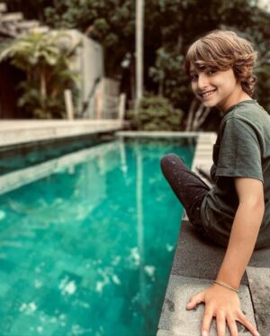 Thiago Rodrigues Instagram - Gabriel meu filho, hoje é teu dia! 15 anos! Eu te amo tanto! 

Eu amo tudo em você! Tenho um orgulho imenso de ser teu pai! 

Peço a Deus todos os dias, TODOS, que ele ilumine seus passos e seus sonhos! Eu estarei sempre aqui pra ajudar, suportar, abraçar e amar todas as suas escolhas. 

Muitas vezes a vida nos coloca no caminho da provação! Frustrações doloridas, ansiedades e a sensação de estar fora da rota! Assim que é! Ok, vamos em frente! Mas Deus deu armas a todos para que possam superar esses obstáculos, seguir em frente, pra lutar e conquistar! O trabalho de casa é reconhecer essas armas, apurar nossas habilidades específicas e traçar objetivos, um a um! Cair e levantar com a alegria de saber que tudo vai dar certo! 
Apesar de saber que só você será capaz de desbravar essas trilhas tortuosas da vida, saiba, você nunca estará sozinho! Dói aí, dói aqui! Vence aí, venço e celebro aqui! Pra sempre! Até o fim!!!

Parabéns meu filho, eu te amo muito! 

❤️
