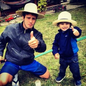 Thiago Rodrigues Instagram - Gabriel meu filho, hoje é teu dia! 15 anos! Eu te amo tanto! 

Eu amo tudo em você! Tenho um orgulho imenso de ser teu pai! 

Peço a Deus todos os dias, TODOS, que ele ilumine seus passos e seus sonhos! Eu estarei sempre aqui pra ajudar, suportar, abraçar e amar todas as suas escolhas. 

Muitas vezes a vida nos coloca no caminho da provação! Frustrações doloridas, ansiedades e a sensação de estar fora da rota! Assim que é! Ok, vamos em frente! Mas Deus deu armas a todos para que possam superar esses obstáculos, seguir em frente, pra lutar e conquistar! O trabalho de casa é reconhecer essas armas, apurar nossas habilidades específicas e traçar objetivos, um a um! Cair e levantar com a alegria de saber que tudo vai dar certo! 
Apesar de saber que só você será capaz de desbravar essas trilhas tortuosas da vida, saiba, você nunca estará sozinho! Dói aí, dói aqui! Vence aí, venço e celebro aqui! Pra sempre! Até o fim!!!

Parabéns meu filho, eu te amo muito! 

❤️