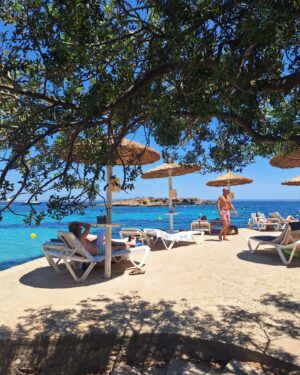 Thiago Rodrigues Instagram - Que praia linda, um azul divino, um convite irrecusável!!! Mallorca certamente é uma das moradas de Deus! 🇪🇦

#mallorca
#calacomtesa
#spain