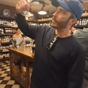 Thiago Rodrigues Instagram - As degustações de vinho na @garrafeiraimperial com a @__mariana.siqueira sempre muito interessantes. Mariana uma das maiores sommeliers de Portugal, com toda certeza! 

🍷🍷🍷

#wine
#vinho
#winetasting
