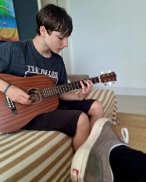 Thiago Rodrigues Instagram - Gabriel meu filho, hoje é teu dia! 15 anos! Eu te amo tanto! 

Eu amo tudo em você! Tenho um orgulho imenso de ser teu pai! 

Peço a Deus todos os dias, TODOS, que ele ilumine seus passos e seus sonhos! Eu estarei sempre aqui pra ajudar, suportar, abraçar e amar todas as suas escolhas. 

Muitas vezes a vida nos coloca no caminho da provação! Frustrações doloridas, ansiedades e a sensação de estar fora da rota! Assim que é! Ok, vamos em frente! Mas Deus deu armas a todos para que possam superar esses obstáculos, seguir em frente, pra lutar e conquistar! O trabalho de casa é reconhecer essas armas, apurar nossas habilidades específicas e traçar objetivos, um a um! Cair e levantar com a alegria de saber que tudo vai dar certo! 
Apesar de saber que só você será capaz de desbravar essas trilhas tortuosas da vida, saiba, você nunca estará sozinho! Dói aí, dói aqui! Vence aí, venço e celebro aqui! Pra sempre! Até o fim!!!

Parabéns meu filho, eu te amo muito! 

❤️