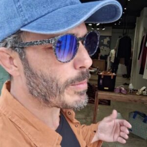Thiago Rodrigues Instagram - A @luckysimonsofficial fica na Baixa de Lisboa, bem pertinho da Sé e da praça do Comércio. Ou seja, no centro nervoso do turismo Lisboeta. 
Uma marca portuguesa, com fabricação portuguesa, que oferece roupas com muita qualidade e bom gosto. Roupas lindas, elegantes e simples ao mesmo tempo com muito conforto. Eu adorei! Se precisarem de estilo em Portugal, procurem a @luckysimonsofficial 🇵🇹

#lisboa
#lisbon
#portugal
#luckysimons