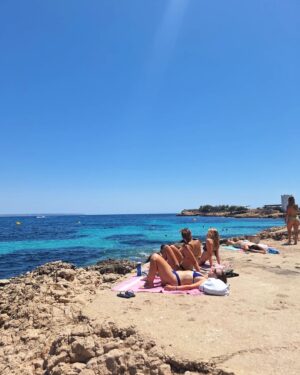 Thiago Rodrigues Instagram - Que praia linda, um azul divino, um convite irrecusável!!! Mallorca certamente é uma das moradas de Deus! 🇪🇦

#mallorca
#calacomtesa
#spain