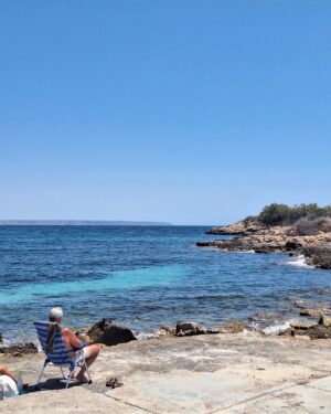 Thiago Rodrigues Instagram - Que praia linda, um azul divino, um convite irrecusável!!! Mallorca certamente é uma das moradas de Deus! 🇪🇦

#mallorca
#calacomtesa
#spain