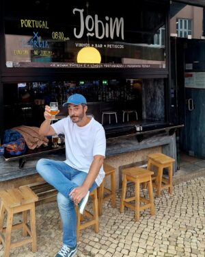 Thiago Rodrigues Instagram - Abrindo os trabalhos com uma imperial @carlsbergportugal aqui no @jobim.lisboa 

🍀🍻