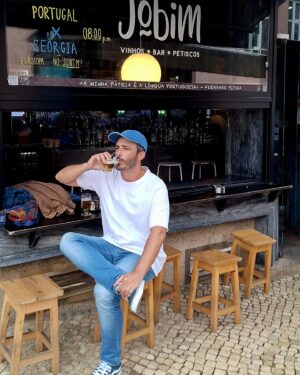 Thiago Rodrigues Instagram - Abrindo os trabalhos com uma imperial @carlsbergportugal aqui no @jobim.lisboa 

🍀🍻