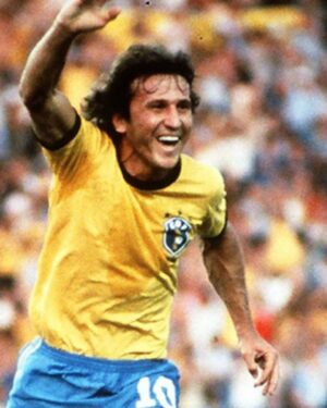 Thiago Rodrigues Instagram - O futebol brasileiro não é mais o mesmo! Mas não só o futebol! O mundo mudou, as pessoas mudaram, e nessa ciranda cirandinha, deixamos muitas coisas pelo caminho. Isso acontece na vida pessoal de cada um, muitas vezes deixamos as armas que Deus nos presenteou pra trás, e também acontece no coletivo, no inconsciente coletivo de um dos maiores orgulhos nacionais, a seleção brasileira de futebol! 
Antigamente, os brasileiros sabiam e sentiam que a seleção era do povo, tinha a cara do povo, expressava em campo o que o povo sentia todos os dias na vida, havia uma simbiose entre cidadão comum e o camisa 10 do Brasil. Éramos todos mais semelhantes. Hoje, a seleção é de uma CBF falida moralmente! Uma organização cheia de defeitos, histórias e mais histórias cabeludas de conchavos e corrupção. Presidentes presos, foragidos, outros que ninguém sabe de onde surgiram. Um negócio, apenas um grande negócio. 
O Neymar é craque, mas quem é Savinho?(com todo respeito) Como olhar pra nossa lateral esquerda e não pensar que durante anos o Roberto Carlos vestiu a camisa 6? E o Zico? E o Pelé? Meu Deus do céu!!! Rivelino, Romário, Ronaldo, Ronaldinho Gaúcho, Rivaldo, Bebeto, Gerson, Aldair, Garrincha, Falcão. São tantos! O que aconteceu com esse berço infinito de craques "made in Brazil" ? As críticas esportivas são levadas para o lado pessoal! Ninguém pode criticar o jogador! São intocáveis! Ah é recalque, é inveja... Não senhor! Pensem, reflitam, olhem pro passado!

Acho que deveríamos voltar a ter mata mata no campeonato brasileiro, esporte de regularidade é RALÍ! Rali dos sertões, Paris Dakar. Nesse esporte o mais regular é o melhor, mas no futebol? Na Europa pode ser assim, mas porquê aqui? Aqui sempre o melhor foi o time que naquele dia soube decidir, naquele jogo, naquele lance! Fomos forjados assim! Agora nessa onda de copiar tudo que se vê na Europa, deixamos nosso poder de decisão pra trás... Futebol brasileiro nunca foi nem nunca será esporte de regularidade! Os mais jovens nunca vão entender o que foi torcer pela seleção mais temida do universo!
Mas o problema é bem mais complexo, bem mais!