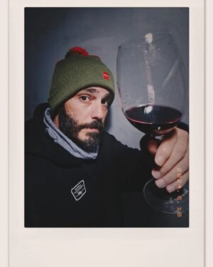 Thiago Rodrigues Instagram - 13 graus não tem erro, mete o agasalho e abre um vinho... 🍷🤟🏼😉🧊

#winelover
#polaroid