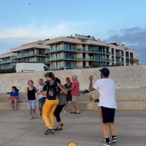 Thiago Rodrigues Instagram - Dias felizes merecem uma dança... 🇪🇦

#dance
#menorca
#spain