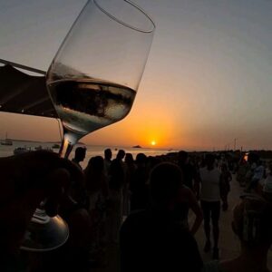 Thiago Rodrigues Instagram - Ibiza sem filtros com meu carinho @marizaffari por do sol inesquecível! 🇪🇦❤️

#ibiza
#spain
#winelover