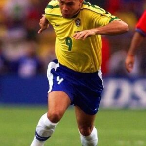 Thiago Rodrigues Instagram - O futebol brasileiro não é mais o mesmo! Mas não só o futebol! O mundo mudou, as pessoas mudaram, e nessa ciranda cirandinha, deixamos muitas coisas pelo caminho. Isso acontece na vida pessoal de cada um, muitas vezes deixamos as armas que Deus nos presenteou pra trás, e também acontece no coletivo, no inconsciente coletivo de um dos maiores orgulhos nacionais, a seleção brasileira de futebol! 
Antigamente, os brasileiros sabiam e sentiam que a seleção era do povo, tinha a cara do povo, expressava em campo o que o povo sentia todos os dias na vida, havia uma simbiose entre cidadão comum e o camisa 10 do Brasil. Éramos todos mais semelhantes. Hoje, a seleção é de uma CBF falida moralmente! Uma organização cheia de defeitos, histórias e mais histórias cabeludas de conchavos e corrupção. Presidentes presos, foragidos, outros que ninguém sabe de onde surgiram. Um negócio, apenas um grande negócio. 
O Neymar é craque, mas quem é Savinho?(com todo respeito) Como olhar pra nossa lateral esquerda e não pensar que durante anos o Roberto Carlos vestiu a camisa 6? E o Zico? E o Pelé? Meu Deus do céu!!! Rivelino, Romário, Ronaldo, Ronaldinho Gaúcho, Rivaldo, Bebeto, Gerson, Aldair, Garrincha, Falcão. São tantos! O que aconteceu com esse berço infinito de craques "made in Brazil" ? As críticas esportivas são levadas para o lado pessoal! Ninguém pode criticar o jogador! São intocáveis! Ah é recalque, é inveja... Não senhor! Pensem, reflitam, olhem pro passado!

Acho que deveríamos voltar a ter mata mata no campeonato brasileiro, esporte de regularidade é RALÍ! Rali dos sertões, Paris Dakar. Nesse esporte o mais regular é o melhor, mas no futebol? Na Europa pode ser assim, mas porquê aqui? Aqui sempre o melhor foi o time que naquele dia soube decidir, naquele jogo, naquele lance! Fomos forjados assim! Agora nessa onda de copiar tudo que se vê na Europa, deixamos nosso poder de decisão pra trás... Futebol brasileiro nunca foi nem nunca será esporte de regularidade! Os mais jovens nunca vão entender o que foi torcer pela seleção mais temida do universo!
Mas o problema é bem mais complexo, bem mais!